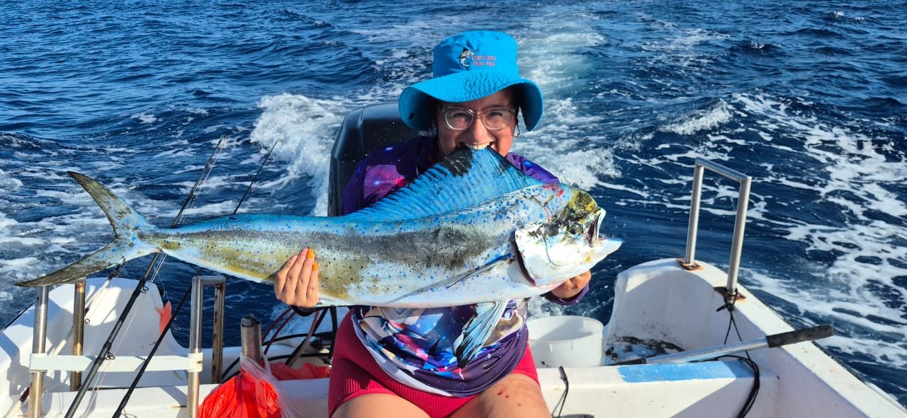 Una viajera muestra su captura durante una salida de pesca en lancha